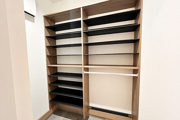 【内観写真:シューズクローク】靴はもちろん、ベビーカーや段ボール、スポーツ用品などを丸ごとすっきり収納できます。