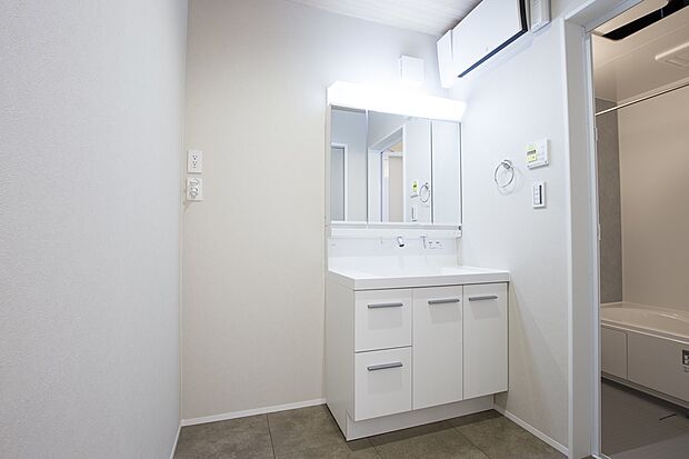 【 洗面台・洗面所】3号地 ワイドな高演色タイプLED照明とクリーンコーティングでいつも美しいミラー