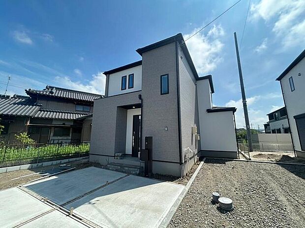 【現地外観写真】3号棟(2026年6月撮影)
お子様をのびのび育てられる閑静な住宅地。小学校も近く小さなお子様の通学も安心です。