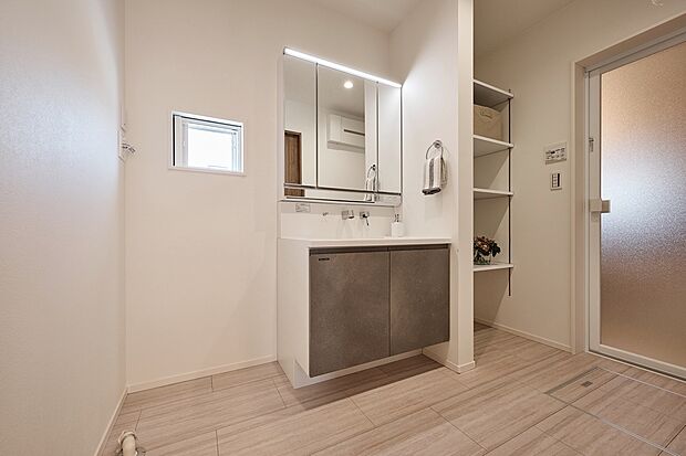 【photo/1号地洗面所】可動棚が設置済みの洗面所です。
三面鏡はそれぞれ収納スペースとしてお使いいただけます。
コンセントや電気もあるので家族がそれぞれの用途にあわせた使い方ができます。