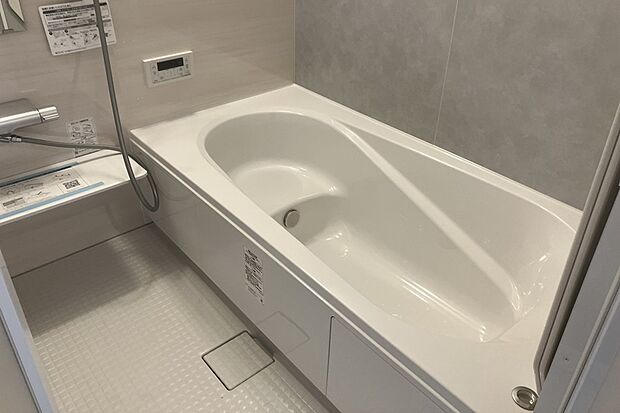 【2号地　浴室】浴槽はエコベンチタイプなので、節水にもなります。ベンチ部分で小さなお子様も入りやすい！