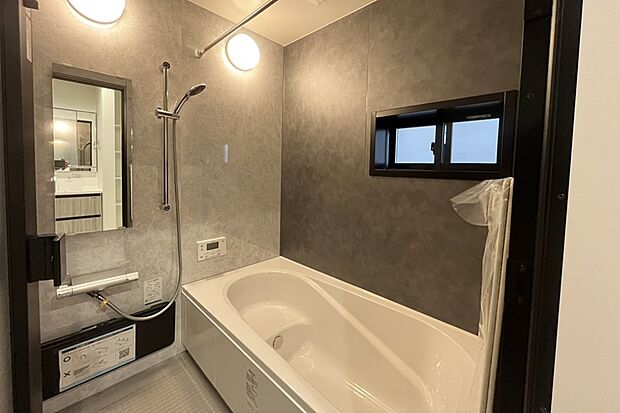 【2号地　浴室】高い機能性とデザインを併せ持つ快適な浴室空間。常時乾燥機能付き。室内干しの際に役立るランドリーパイプ1本付き。