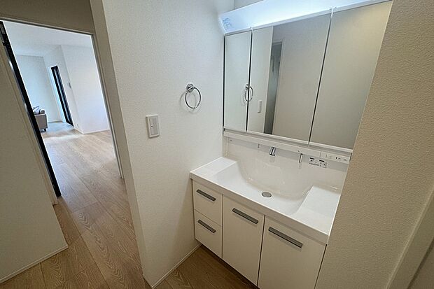 【Photo/3号地 洗面】洗面化粧台のカウンターと洗面ボウルは継ぎ目がない一体型。隙間に汚れがたまることがなく、お手入れ簡単。