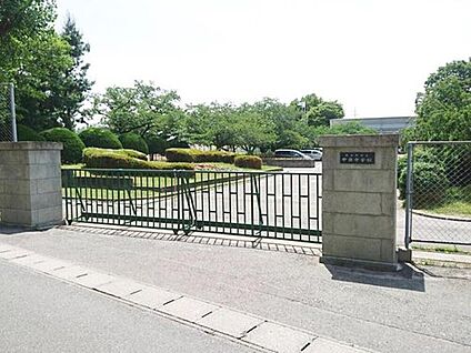 中部中学校 2060m (徒歩26分/自転車9分)