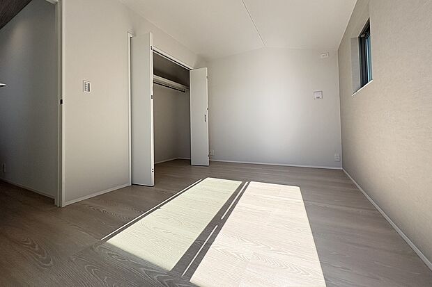 【1号地／6帖洋室】バルコニーに面した主寝室はたっぷりの光が差し込み、日当たりの良さを感じられます。ゆとりの広さでゆっくりとお過ごしいただけます。