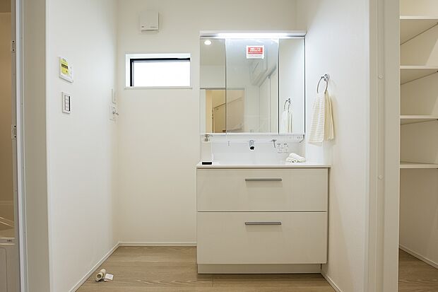 【洗面台・洗面所】【3号地/洗面室】洗面室⇔パントリー⇔キッチンで家事効率のよい間取り。お料理しながらお洗濯物を回したり、家事時間の短縮に。