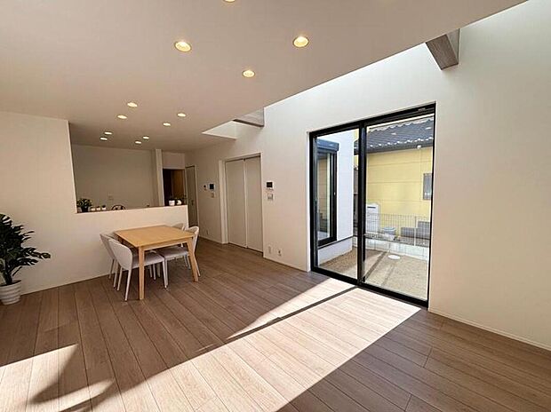 【リビング】【3号地】
拭き抜けを設け、ゆとりあるリビング。リビング続き間洋室と併せて21.2帖!