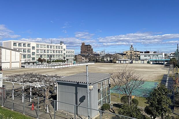 万場小学校(約400m)