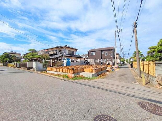 美しい緑と良好な住環境が守られてきたこの街に、新築戸建てが誕生致しました。穏やかな空気の流れる落ち着いた住環境です。ぜひ、現地へ足をお運びいただき実際の環境・陽当たりをご確認下さいませ♪