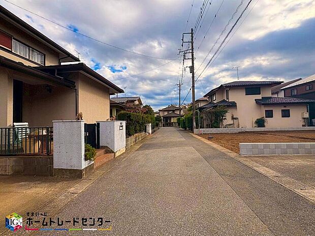 閑静な住宅地で子育て家族にピッタリ。毎日のお散歩も快適な緑に恵まれたエリアで、自然に包まれた穏やかな暮らしを実現するための、ゆとりある住環境が整っています。緑の潤いを感じながらホッと生活できそう。