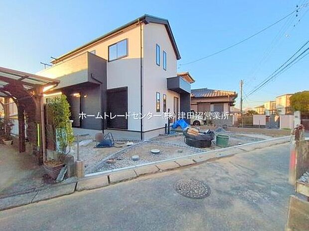 美しい緑と良好な住環境が守られてきたこの街に、新築戸建てが誕生致しました。穏やかな空気の流れる落ち着いた住環境です。ぜひ、現地へ足をお運びいただき実際の環境・陽当たりをご確認下さいませ♪

