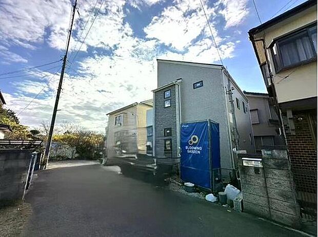 美しい緑と良好な住環境が守られてきたこの街に、新築戸建てが誕生いたしました。穏やかな空気の流れる落ち着いた住環境です。ぜひ、現地へ足をお運びいただき実際の環境・陽当たりをご確認下さいませ♪

