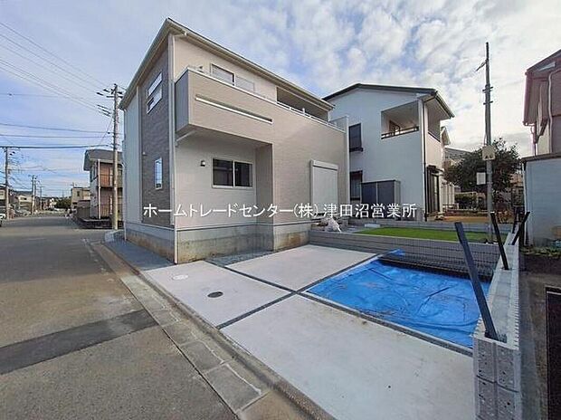 美しい緑と良好な住環境が守られてきたこの街に、新築戸建てが誕生致しました。穏やかな空気の流れる落ち着いた住環境です。ぜひ、現地へ足をお運びいただき実際の環境・陽当たりをご確認下さいませ♪