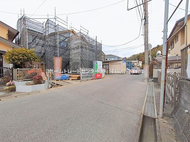 閑静な住宅地で子育て家族にピッタリ。毎日のお散歩も快適な緑に恵まれたエリアで、自然に包まれた穏やかな暮らしを実現するための、ゆとりある住環境が整っています。緑の潤いを感じながらホッと生活できそう。