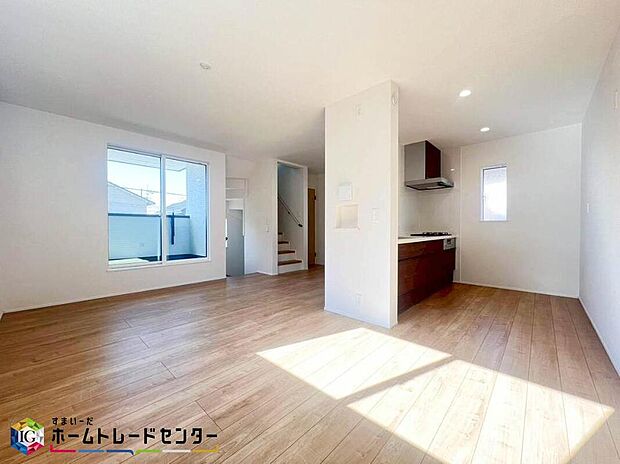 家族みんなが揃う場所だからこそ一番に陽当たりを考慮し明るくゆったりとくつろげる場所として設計しております。大切なお客様を迎えるリビングはいつも綺麗に保てるように♪収納もたくさんご用意しております♪