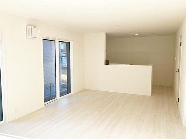 広々とした開放感あふれるリビングです。ゆったり寛げる充分な広さがございますので、ご家族でインテリアのレイアウトを考えるのも楽しみになりそうです。