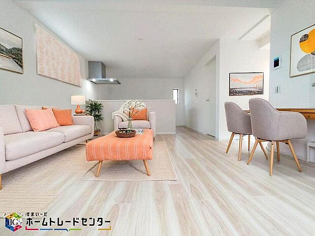 家族みんなが揃う場所だからこそ一番に陽当たりを考慮し明るくゆったりとくつろげる場所として設計しております。大切なお客様を迎えるリビングはいつも綺麗に保てるように♪収納もたくさんご用意しております♪