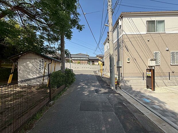 閑静な住宅地で子育て家族にピッタリ。毎日のお散歩も快適な緑に恵まれたエリアで、自然に包まれた穏やかな暮らしを実現するための、ゆとりある住環境が整っています。