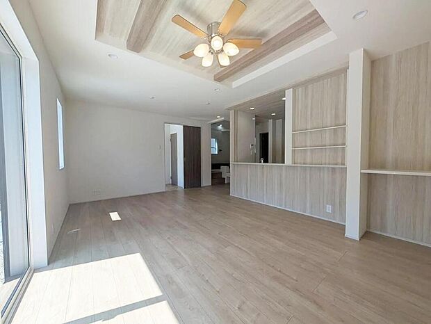 LDK広々とした20帖♪家具などのレイアウトも自由に楽しめますね♪LDK横には和室もありお子様の遊び場やお昼寝の場所としても利用できます♪収納豊富に充実した奥様に嬉しい間取りプランです♪