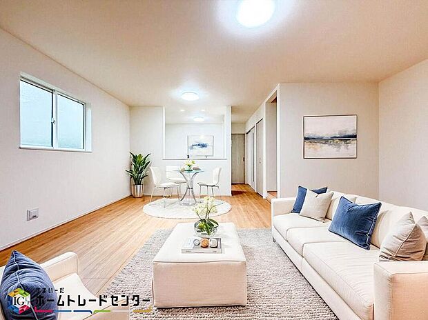 家族みんなが揃う場所だからこそ一番に陽当たりを考慮し明るくゆったりとくつろげる場所として設計しております。※こちらはCGで画像生成したイメージ画像になります。家具などは付いておりません。