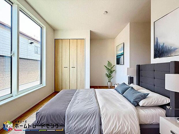 南向きの主寝室は採光も明るく風通し共に良好です。ダブルベッドサイズのベッドを配置しても十分な広さを確保できる寝室です♪※こちらはCGなどで画像生成したイメージ画像となります。