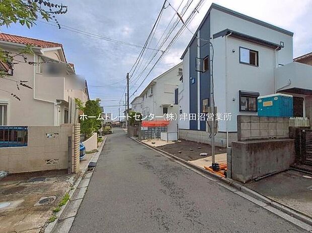閑静な住宅地で子育て家族にピッタリ。毎日のお散歩も快適な緑に恵まれたエリアで、自然に包まれた穏やかな暮らしを実現するための、ゆとりある住環境が整っています。緑の潤いを感じながらホッと生活できそう。