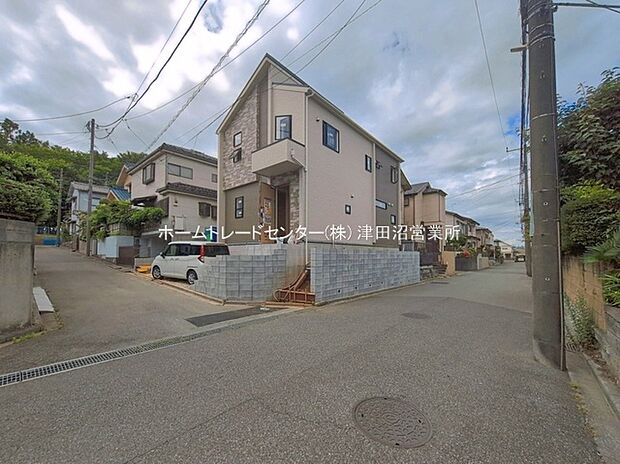 美しい緑と良好な住環境が守られてきたこの街に、新築戸建てが誕生致しました。穏やかな空気の流れる落ち着いた住環境です。ぜひ、現地へ足をお運びいただき実際の環境・陽当たりをご確認下さいませ♪