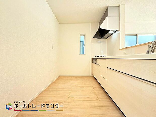 キッチンで作ったお料理もカウンター越しで受け渡しが可能なので、ママの家事の負担も軽減されますね♪キッチンとダイニングが１つの空間のようになりますので、部屋が広々とした感じを受けます。