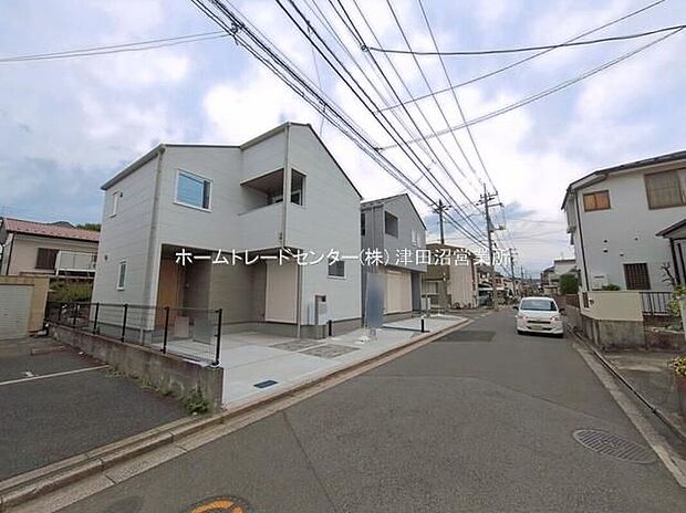 閑静な住宅地で子育て家族にピッタリ。毎日のお散歩も快適な緑に恵まれたエリアで、自然に包まれた穏やかな暮らしを実現するための、ゆとりある住環境が整っています。緑の潤いを感じながらホッと生活できそう。