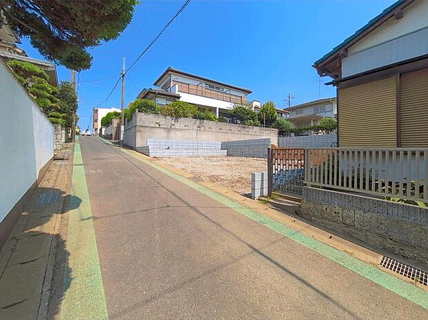 閑静な住宅地で子育て家族にピッタリ。毎日のお散歩も快適な緑に恵まれたエリアで、自然に包まれた穏やかな暮らしを実現するための、ゆとりある住環境が整っています。緑の潤いを感じながらホッと生活できそう。