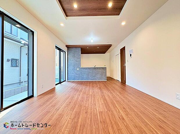 明るい陽差しが降り注ぐリビング。ゆとりあふれる室内空間が心地よい暮らしを実現します♪住む方の想いを実現するベストなカタチを追求したプランです。