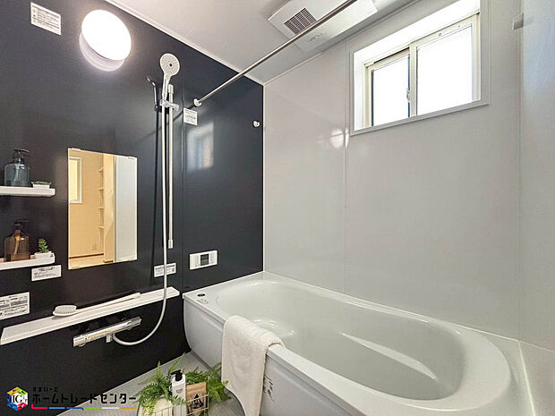 【浴室】お子様と一緒に入ってもゆったり寛げる1坪タイプのシステムバス。水をはじくのが早く乾きやすくカビの発生を防ぐドライ床&標準仕様簡単ヘアキャッチャーも付いていますので一番最初に味わう【綺麗】を長く保てます
