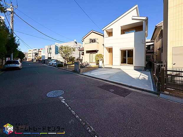 【現地外観写真】美しい緑と良好な住環境が守られてきたこの街に、新築戸建てが誕生致しました。穏やかな空気の流れる落ち着いた住環境です。ぜひ、現地へ足をお運びいただき実際の環境・陽当たりをご確認下さいませ♪