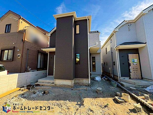 【前面道路含む現地写真】美しい緑と良好な住環境が守られてきたこの街に、新築戸建てが誕生いたしました。穏やかな空気の流れる落ち着いた住環境です。ぜひ、現地へ足をお運びいただき実際の環境・陽当たりをご確認下さいませ♪