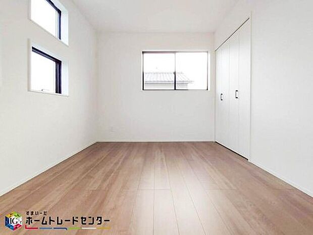 【リビング以外の居室】お子様やご家族の人数により一人一部屋が叶う空間になります。戸建ては各部屋のプライバシーを十分に保つ事が可能です。またゲストルームとしてや在宅ワークのスペースとしてお部屋が多いと便利です。