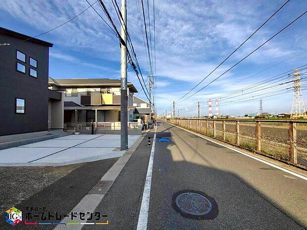 【前面道路含む現地写真】閑静な住宅地で子育て家族にピッタリ。毎日のお散歩も快適な緑に恵まれたエリアで、自然に包まれた穏やかな暮らしを実現するための、ゆとりある住環境が整っています。緑の潤いを感じながらホッと生活できそう。