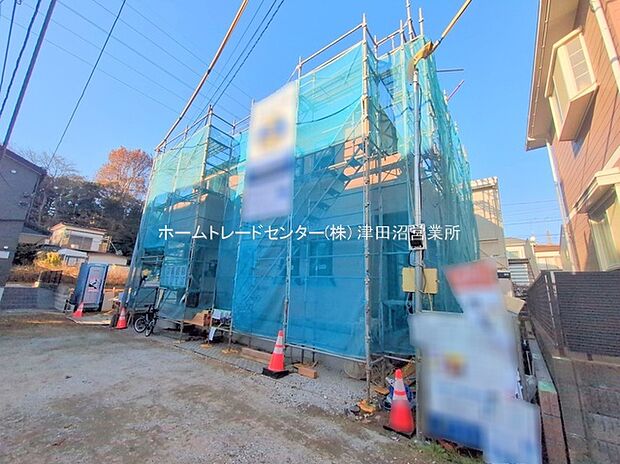 【現地外観写真】美しい緑と良好な住環境が守られてきたこの街に、新築戸建てが誕生致しました。穏やかな空気の流れる落ち着いた住環境です。ぜひ、現地へ足をお運びいただき実際の環境・陽当たりをご確認下さいませ♪