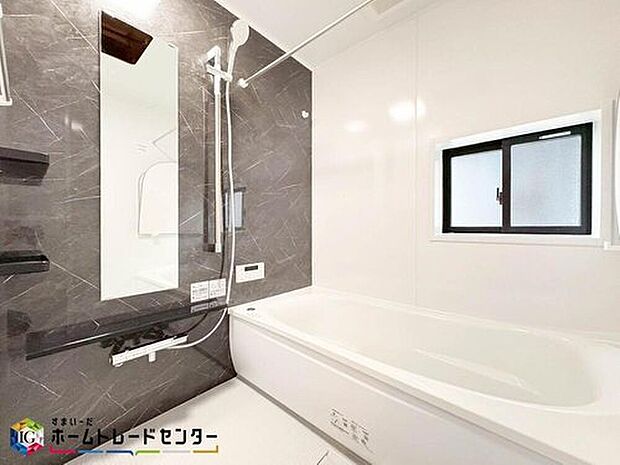 【浴室】お子様と一緒に入ってもゆったり寛げる1坪タイプのシステムバス。水をはじくのが早く乾きやすくカビの発生を防ぐドライ床&標準仕様簡単ヘアキャッチャーも付いていますので一番最初に味わう【綺麗】を長く保てます