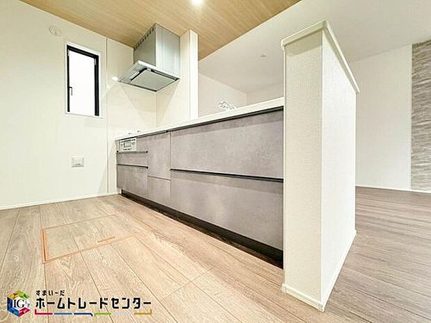 【キッチン】フルオープンの対面キッチンからは和室で遊んでいるお子様まで目が届きます♪広いキッチンはお子様とのお料理も楽しめますね♪また、リビングに居るご家族ともスムーズな会話ができますので家族の絆も深まりますね♪