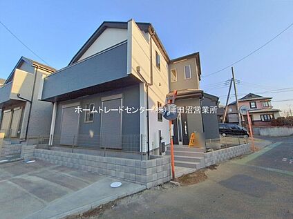 D号棟　外観写真含む周辺道路