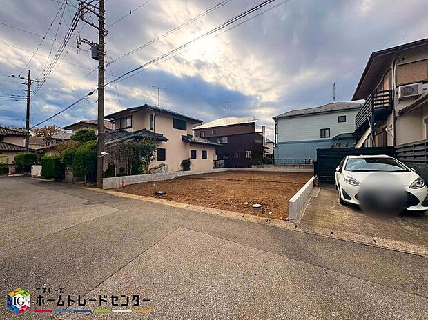 【前面道路含む現地写真】美しい緑と良好な住環境が守られてきたこの街に、新築戸建てが誕生致しました。穏やかな空気の流れる落ち着いた住環境です。ぜひ、現地へ足をお運びいただき実際の環境・陽当たりをご確認下さいませ♪