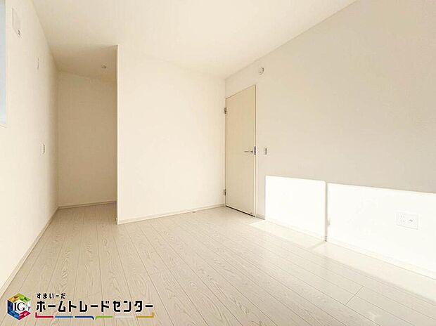 【リビング以外の居室】お子様の成長と共に必要になる子供部屋。勉強机・ベッドを配置しても十分な広さがあるのは戸建てならでは。お子様のお友達を招いたりプライバシーも確保できる子供部屋はお子様の自立心も芽生えます♪