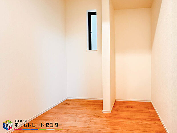 【収納(納戸)】納戸は収納場所として便利なスペース。工夫すればただ物を詰め込んでおくだけでなく、見た目も綺麗に効率よく収納することが可能。納戸を収納として有効活用すれば、ほかの部屋に余分なものを置かずに済みますね♪