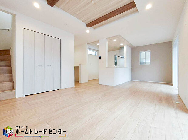 【リビング】家族の食事や団らんのほか、お子様を遊ばせたり友人を招いたりするＬＤＫは住まいの中心。長時間過ごす場所だからこそ、陽当たりの良さ・居心地の良さなどお住まい探しの一番重要なポイントになります。