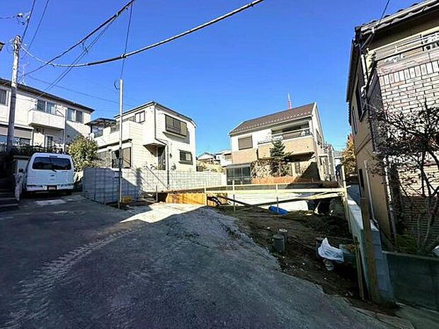 【前面道路含む現地写真】閑静な住宅地で子育て家族にピッタリ。毎日のお散歩も快適な緑に恵まれたエリアで、自然に包まれた穏やかな暮らしを実現するための、ゆとりある住環境が整っています。緑の潤いを感じながらホッと生活できそう。
