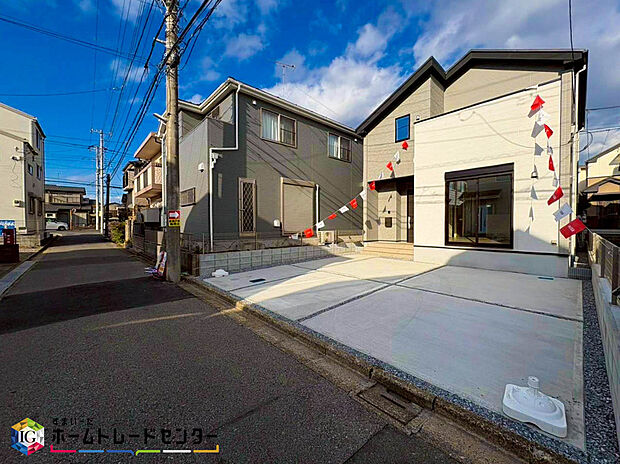 【前面道路含む現地写真】閑静な住宅地で子育て家族にピッタリ。毎日のお散歩も快適な緑に恵まれたエリアで、自然に包まれた穏やかな暮らしを実現するための、ゆとりある住環境が整っています。緑の潤いを感じながらホッと生活できそう。

