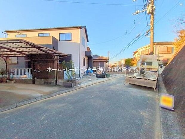 【前面道路含む現地写真】閑静な住宅地で子育て家族にピッタリ。毎日のお散歩も快適な緑に恵まれたエリアで、自然に包まれた穏やかな暮らしを実現するための、ゆとりある住環境が整っています。緑の潤いを感じながらホッと生活できそう。

