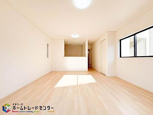 【リビング】家族みんなが揃う場所だからこそ一番に陽当たりを考慮し明るくゆったりとくつろげる場所として設計しております。大切なお客様を迎えるリビングはいつも綺麗に保てるように♪収納もたくさんご用意しております♪