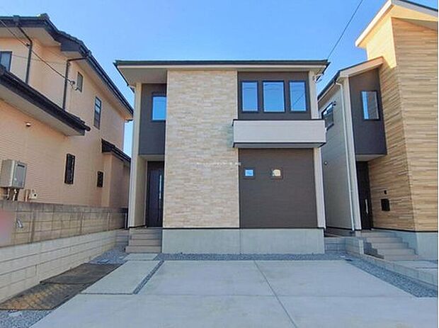 【現地外観写真】良好な住環境が守られてきたこの街に、新築戸建てが誕生致しました。穏やかな空気の流れる落ち着いた住環境です。ぜひ、現地へ足をお運びいただき実際の環境・陽当たりをご確認下さいませ♪