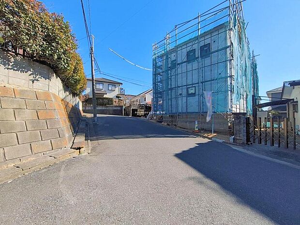 【前面道路含む現地写真】※1号棟
家族をシアワセに導く優美な街【南臼井台】に新築戸建てが登場しました。多彩な間取りプラン・多彩な充実した収納プランを実現した充実住宅となっております。いつでも御案内可能です♪